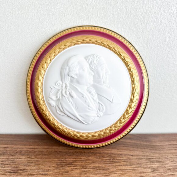 Villeroy & Boch Red Gold Cameo Trinket Box | 1998 Collector Porcelain - Picture 1 of 7
